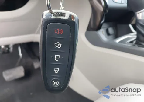 2017 Ford Escape Titanium z USA, uszkodzony, nr VIN 1FMCU0J94HUC92556